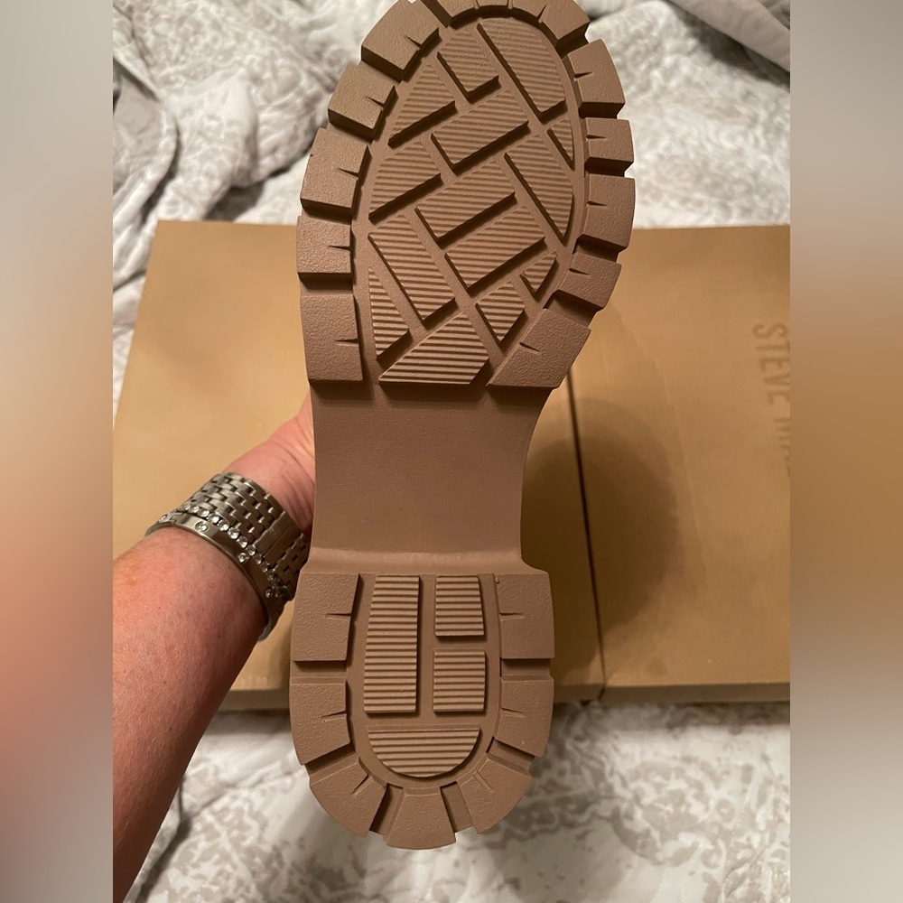NIB STEVE MADDEN Haylen Taupe Suede Booties SZ: 7.5 - Picture 2 of 4